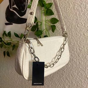 Croc Embossed Baguette🤍